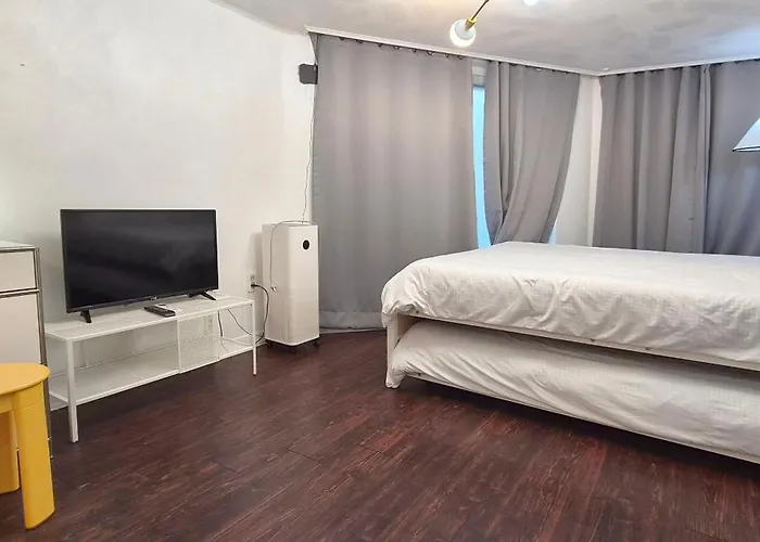 Apartment 스튜디오 하우스, Hongdae Yeontral Park